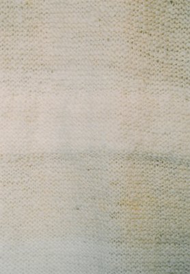 Primitive and beautiful hand-spun yarn is made by Kana Ushijima. Precise hand-knitting with texture is done by Tomoko Kodama.