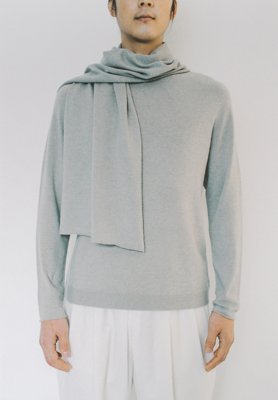 Cashmere beige colored sweater with seamless and muffler