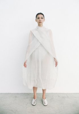 Fountain's water fetching down colored hand-woven silk dress
