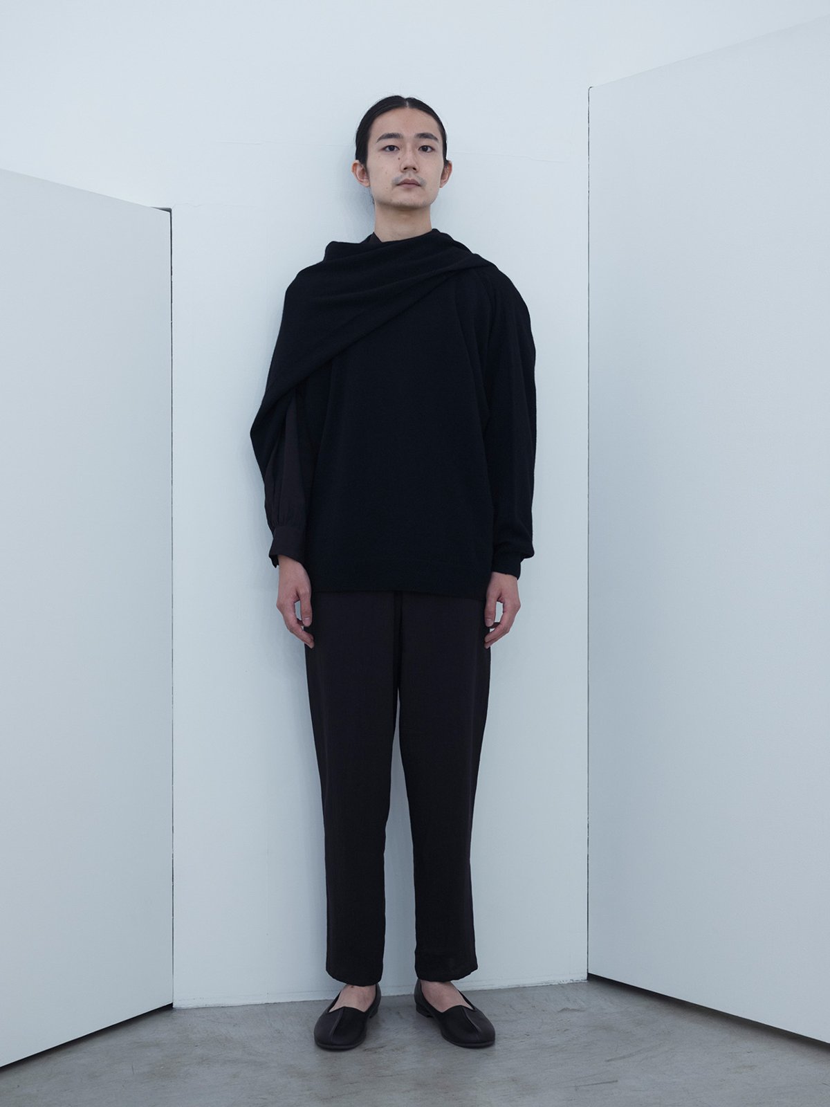 Cashmere sweater, High-count linen classic shirt, Linen Oxford “tattuke” pants, Deerskin folk shoes