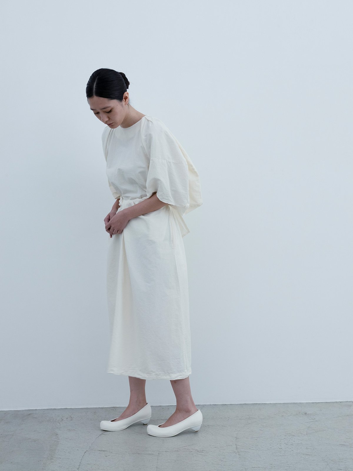 Shell-dyed shell-colored Cotton paper voile spacecraft-sleeves wrapped dress, Deerskin “koshin” folk pumps