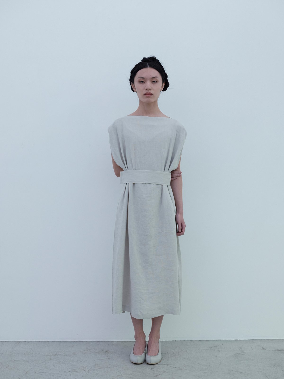 Linen oxford paper bag dress, Deerskin “koshin” folk pumps