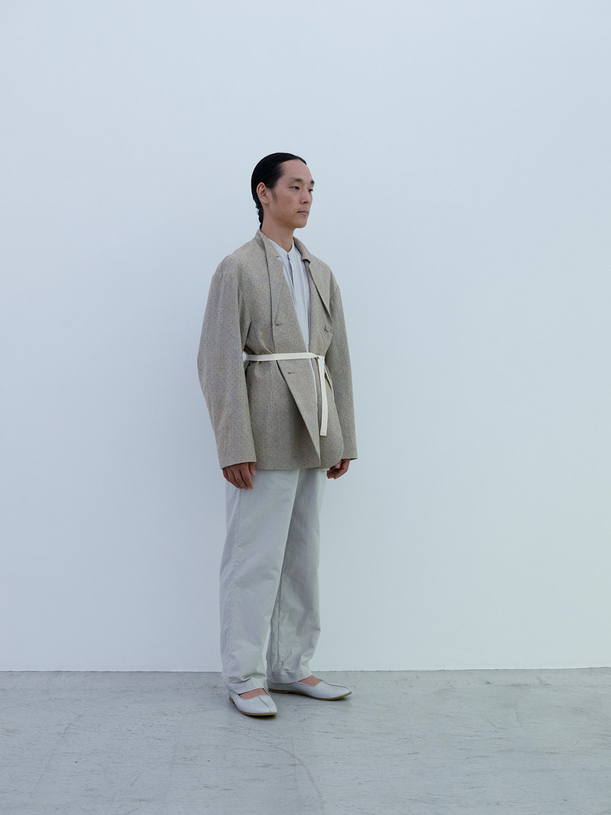Silver colored Indian sacred geometry block print haori jacket, Jade colored Silk twill shirt, High-count linen slim wrapped pants, Deerskin folk shoes