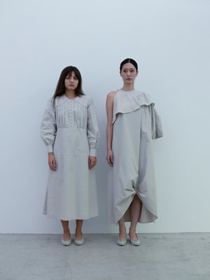 Left / Jade colored Cotton linen classic broadcloth 20’s work dress, Deerskin “koshin” folk pumpsRight / Classic back satin over collar geometry dress, Deerskin “koshin” folk pumps
