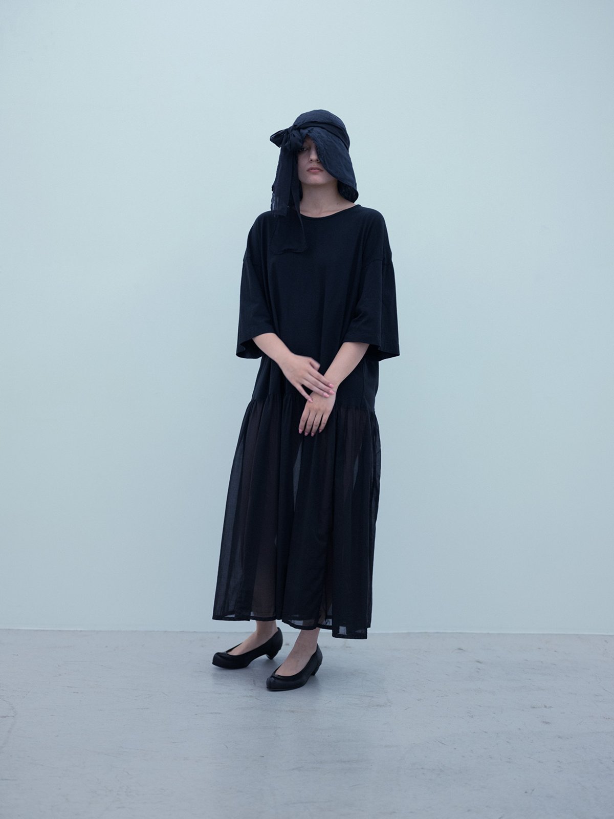 Tangis cotton black-colored t-shirt dress, Veil short hat