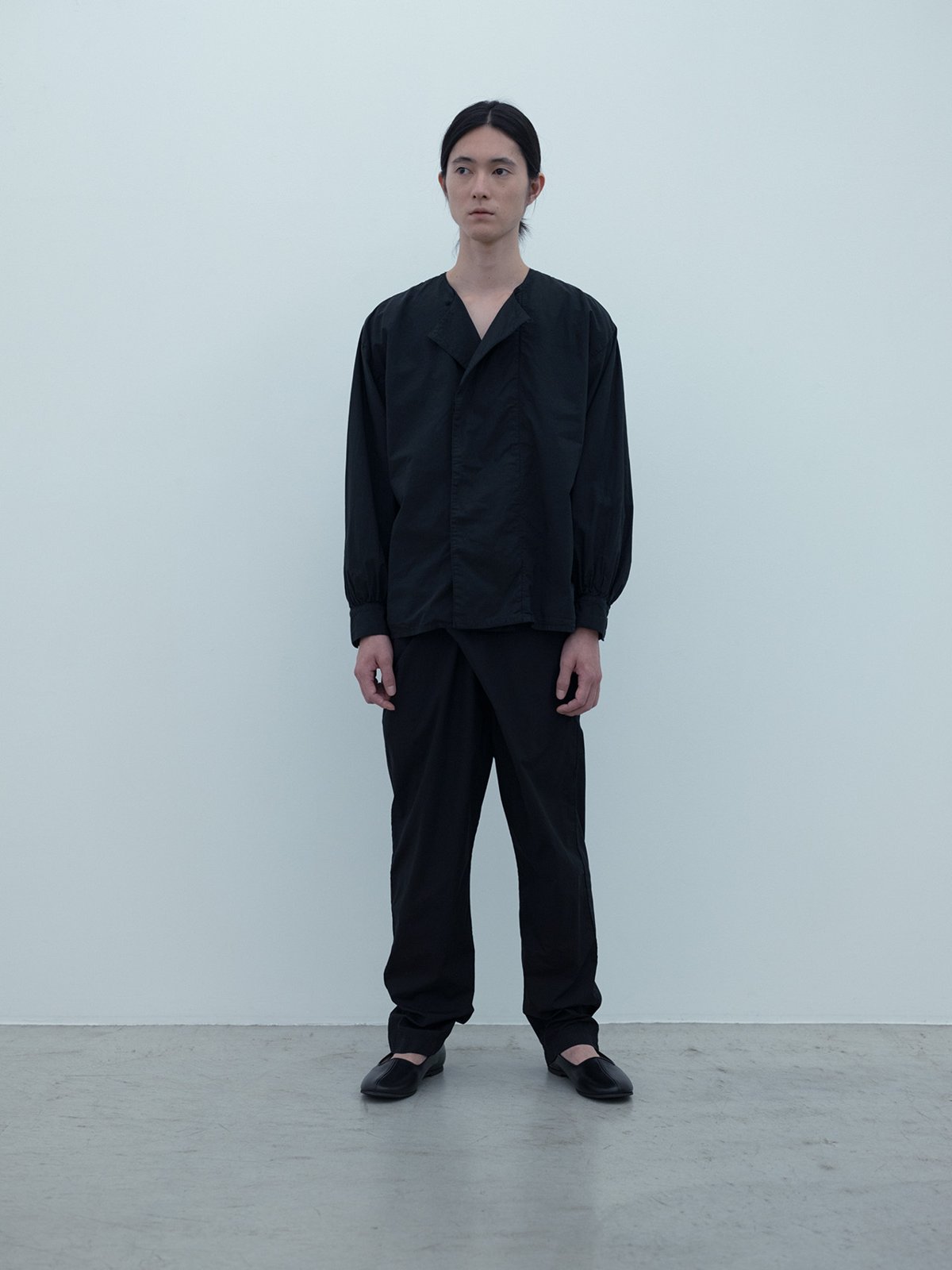 Cotton silk broadcloth black-colored master of tea ceremony shirt and wrapped pants