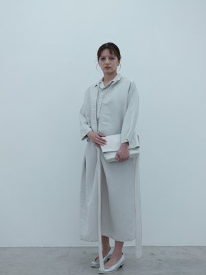 Silk paper grogram silver-quartz colored jacket and dolman-sleeve shirt, Light leather clamshell bag