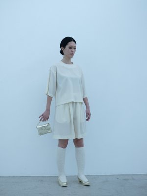 Light merino wool poplin pullover and elegant short pants, Fulgent white gold envelope purse and small purse