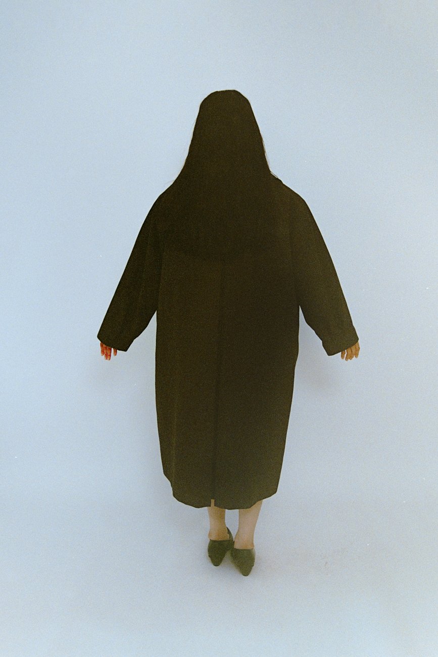 Classic dress coat with large collar and cuffs with three-dimensional darts.