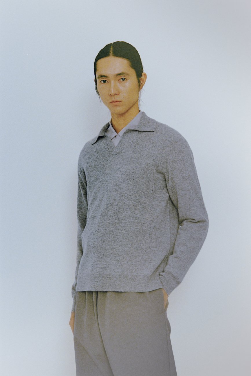 Cashmere knitted polo shirt. Whole-garment knitting process provides excellent comfort.