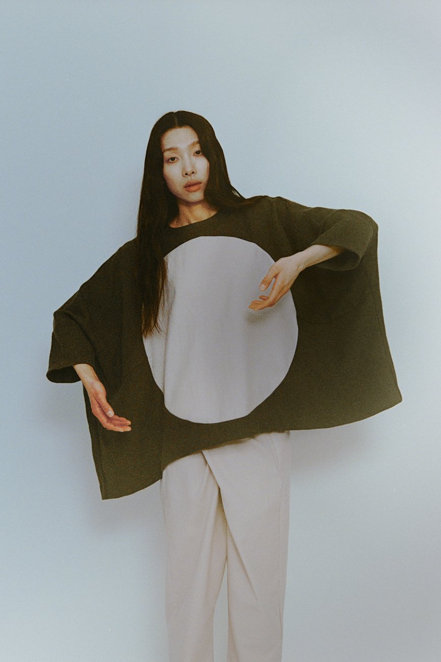 Circle-patterned square □○ top. Front is made of linen wool and the circle-patterned is made of cotton cashmere.