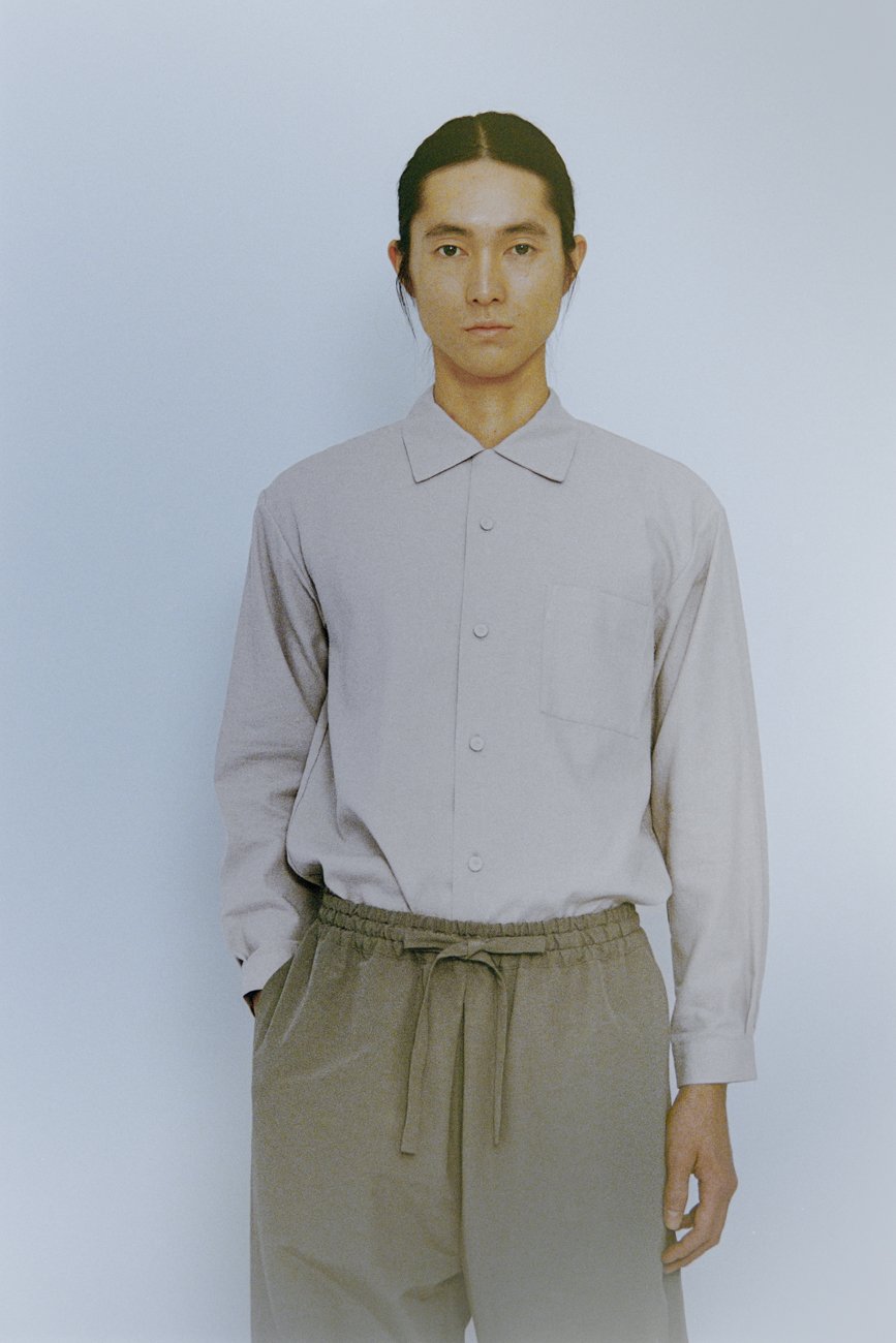 Organic cotton broadcloth open-collared shirt. The color of the dye is violet ash.