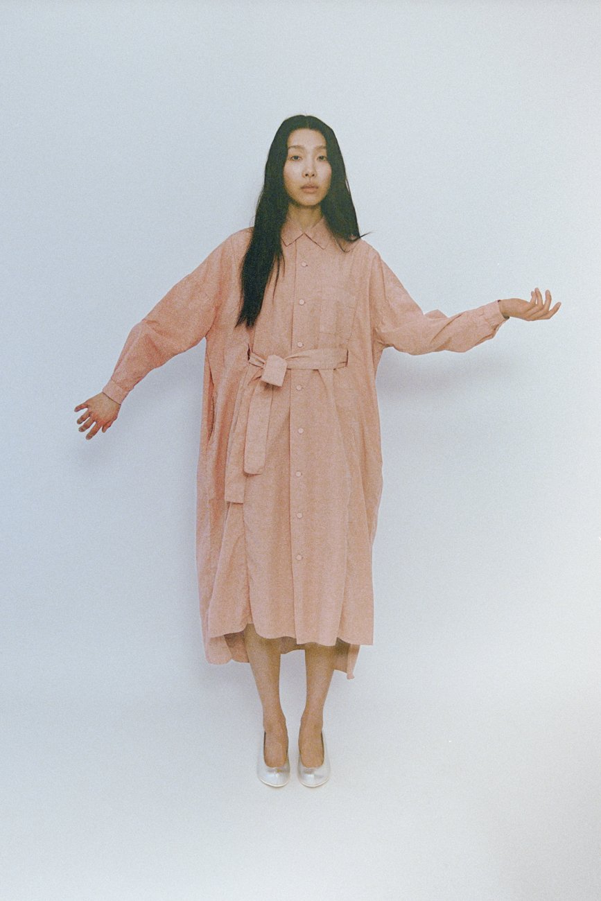 Big silhouette open-collared shirt dress with a belt to mark the waist in the center of the front.