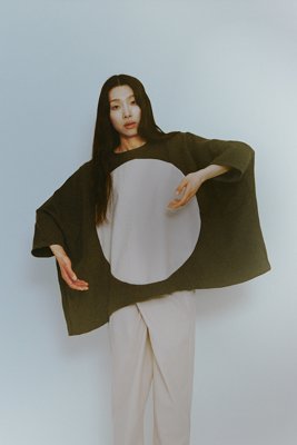 Circle-patterned square □○ top. Front is made of linen wool and the circle-patterned is made of cotton cashmere.