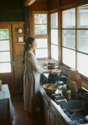 Maki wearing organic cotton broadcloth farmer dress and layered citron ash-colored tasuki apron