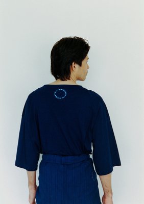 Tanguis cotton t-shirt with ryukyu indigo-dyed shibori circle pattern on the back and European stripe combination wrapped pants