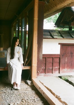 Main house under construction, Layered shell-dyed tasuki apron over a European stripe combination wrapped dress, Brooch woven with wisteria okuso