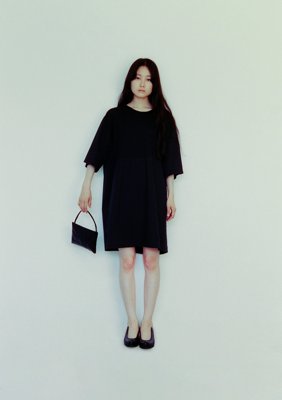 Tanguis cotton long open-back t-shirt dress, Naturally-tanned leather envelope purse