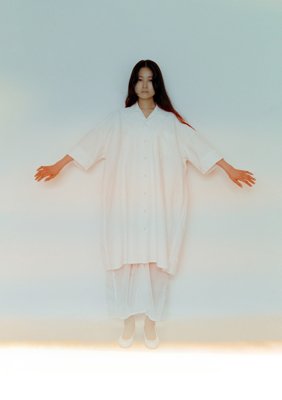 Organic cotton broadcloth shell-dyed open-collar shirt and see-through cotton wrapped skirt
